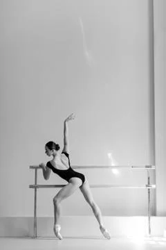 Beuatiful ballerina training in the class Foto stock