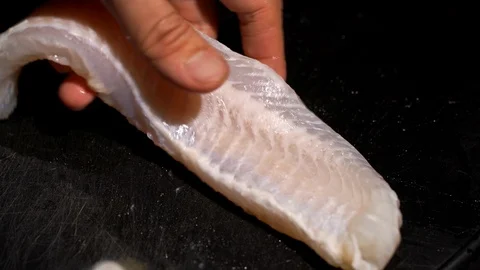 Beveling slice the fish fillet 库存影片 106655484