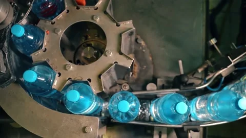 Beverage factory interior. Conveyor with plastic bottles for juice or water Vidéo 149670467