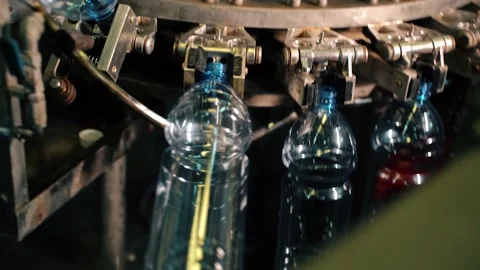 Beverage factory interior. Conveyor with plastic bottles 库存影片 149670554