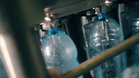 Beverage factory interior. Conveyor with plastic bottles 库存影片 149672663