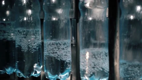 Beverage factory interior. Conveyor with plastic bottles 库存影片 149672787