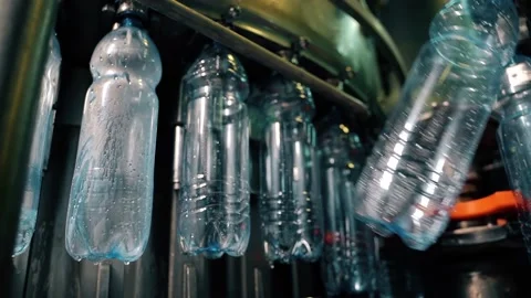 Beverage factory interior. Conveyor with plastic bottles 库存影片 149672835