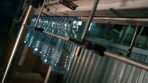 Beverage factory interior. Conveyor with plastic bottles 库存影片 149673022