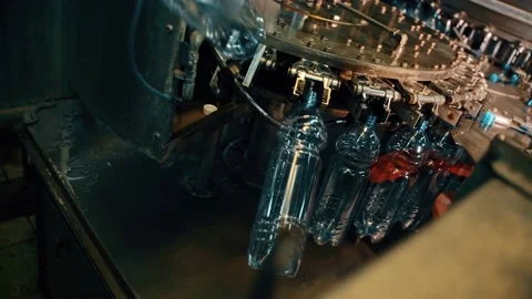 Beverage factory interior. Conveyor with plastic bottles 库存影片 149673141