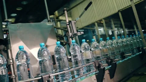 Beverage factory interior. Conveyor with plastic water bottles Vidéo 149673436