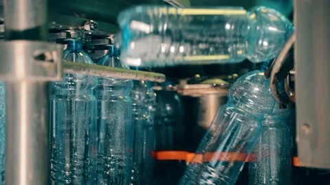 Beverage factory interior. Conveyor with plastic bottles 库存影片 149673500