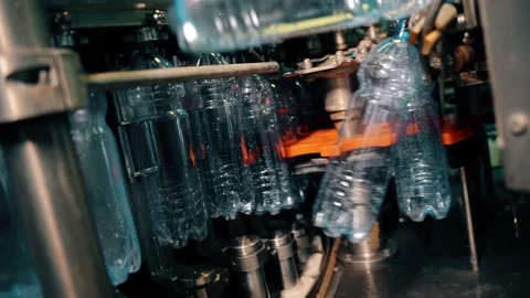 Beverage factory interior. Conveyor with plastic bottles Vidéo 149673728