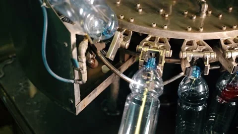 Beverage factory interior. Conveyor with plastic bottles 库存影片 149673884