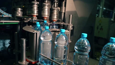 Beverage factory interior. Conveyor with plastic water bottles 库存影片 149673946