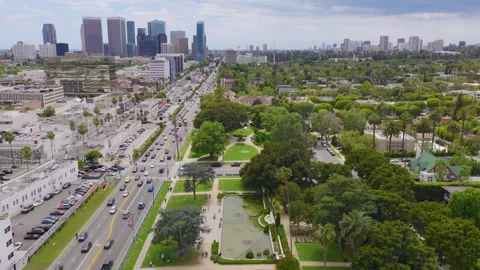 Beverly Hills Aerial Pullback View of Park and Century City Skyline Vidéo 334516744