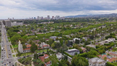 Beverly Hills Aerial View of Luxury Homes and Wilshire Skyline 스톡 동영상 334511253