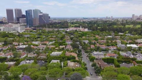 Beverly Hills Rotating Aerial View of Luxury Homes and Century City Skyline 動画素材 334517042
