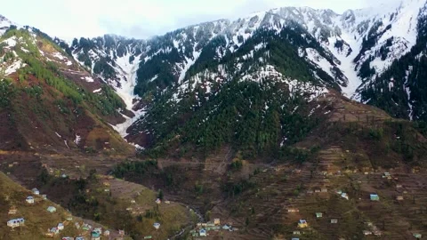 Bhaderwah valley aerial: Pullback and tilt down over rural village and moun.. Video stock 338150619