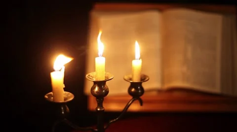 Bible and candles Vídeos de archivo 41389783