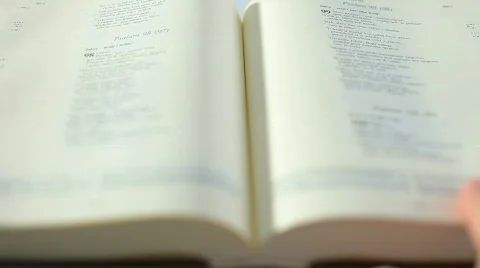 Bible Book scrolling by hand Stockbeeldmateriaal 589650