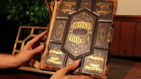 Bible Open Vídeos de archivo 10731667