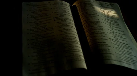 Bible: Proverbs 3:5-6 (4k 16:9 / 23.98) Stockbeeldmateriaal 2550716