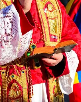 Bible with the sacred scriptures in the bishop's hand with a ring with a pr.. Foto stock