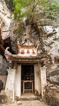 Bich Dong buddhist pagoda. Ninh Binh, Vietnam Ancient buddhist pagoda cave... Fotos Stock