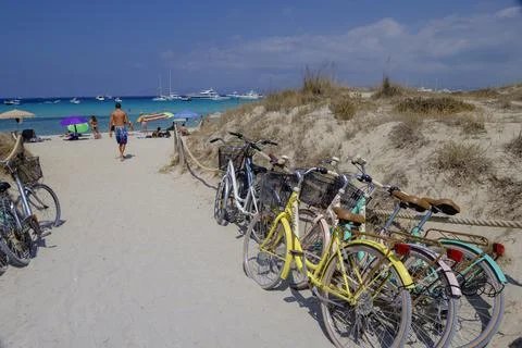 Bicicletas aparcadas,camino de Sa Guia, playa des Cavall, Parque natural de s Stock Photos