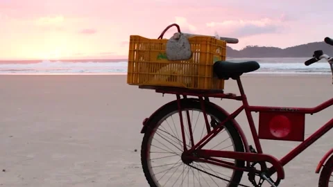 Bicycle on the beach at sunrise Video stock 170899494