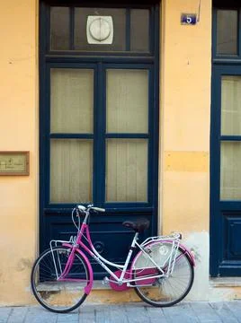 Bicycle in front of an old building in an empty street, Greece Stock-Fotos