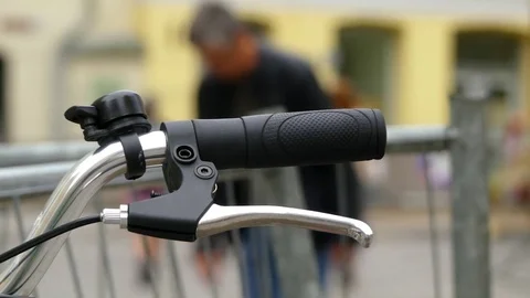Bicycle handle on background of city Vidéo 75749885