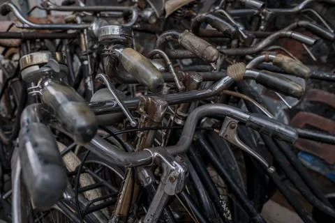 Bicycle handlebars and frames packed together in Bologna 库存照片
