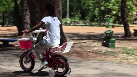 Bicycle kid Stock Footage