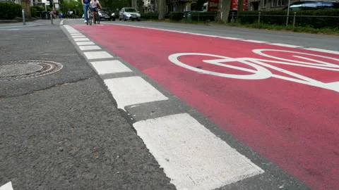 Bicycle lane and road users Vidéo 134493935