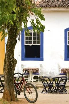 Bicycle leaning against a tree in front of an old house in the city of Paraty in Stock-Fotos