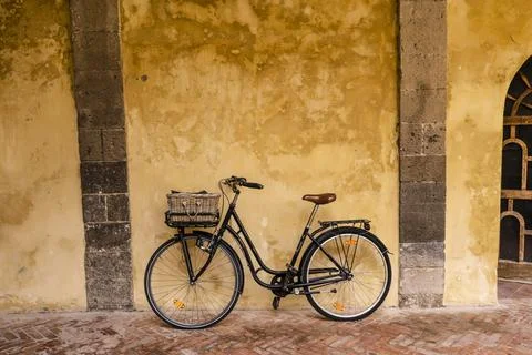 A bicycle leaning against the wall inside Saint Francis cloister in Sorrent.. Foto stock