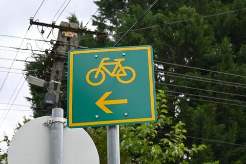 Bicycle path sign with left arrow Stockfoto's