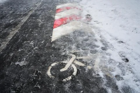 Bicycle path in winter under the snow. The bike season is closed due to ice. Foto stock