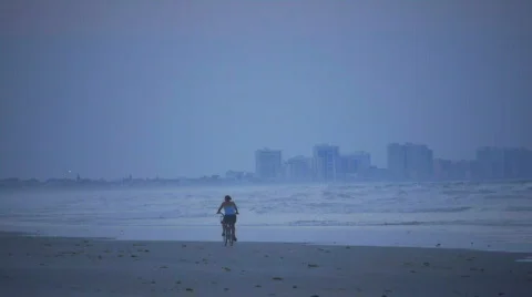 Bicycle Rider on the Beach Vídeo Stock 848076