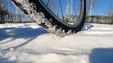 Bicycle in snow, Code red on the road, save to stay inside. 動画素材 148325422