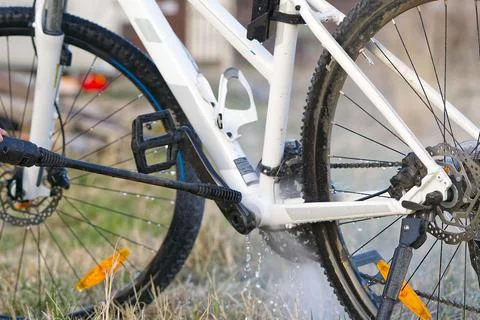 Bicycle spring wash on backyard. spring preparations for the cycling season. DIY Foto stock