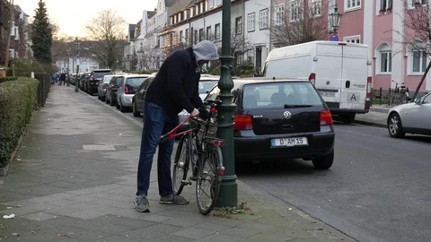 Bicycle theft Video stock 70673102