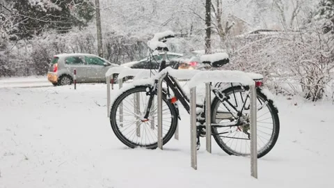 Bicycle under falling snow next to road Video stock 232811338