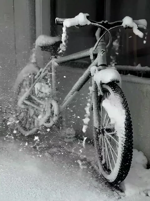 Bicycle under the snow Video stock 328314230
