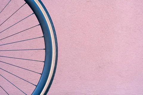 Bicycle wheel on the background of an orange wall. Fashionable fixed bike. Bl Foto stock
