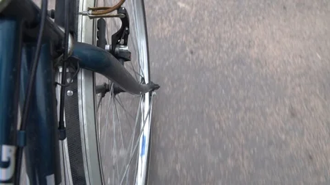 Bicycle wheel o aphalt road in motion Video stock 89769232