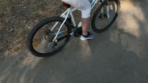 Bicycle wheels close-up while riding in the park. Mountain bike Vídeos de archivo 253223196