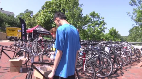 Bicycles on campus looking it over Vidéo 35003259