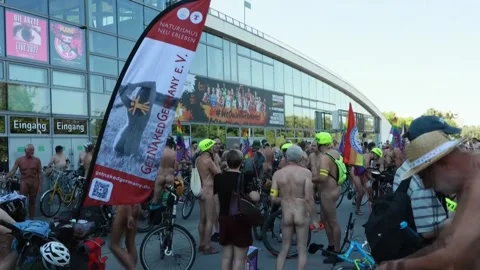 Bicycles, nudity and environmental activism take over Berlin's streets, Berlín,  Stock Footage 341822962
