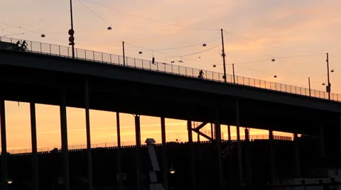 Bicycles over bridge in the sunset 库存影片 38501496
