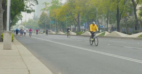 Bicycles riding on Reforma street on Sunday Video stock 72294553