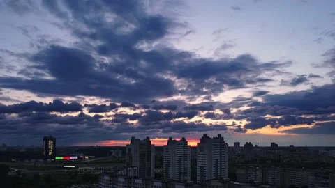 Biderectional clouds movement over above the city line at sundown Stock Footage 145613391