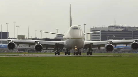 Big 747 Cargo Jumbo Taking Taxiway To The Active Runway Vidéo 46977426